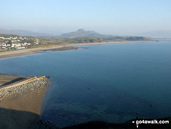 Walk gw184 Llanystumdwy and Afon Dwyfach from Criccieth - Rhinog Fawr across Tremadog Bay from Criccieth Castle