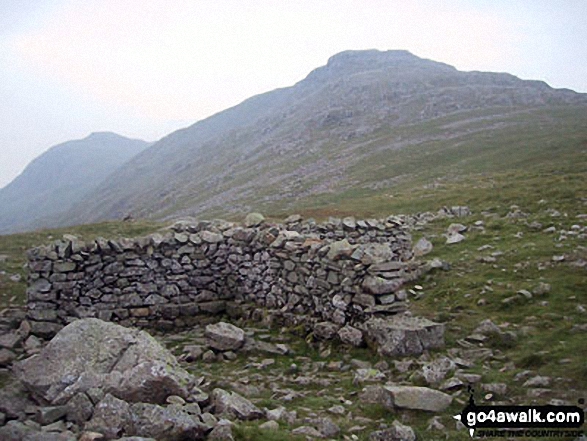 Walk c395 Glaramara, Allen Crags and Langstrath from Stonethwaite - Bow Fell (Bowfell) (North Top) and Esk Pike from the shelter on Esk Hause