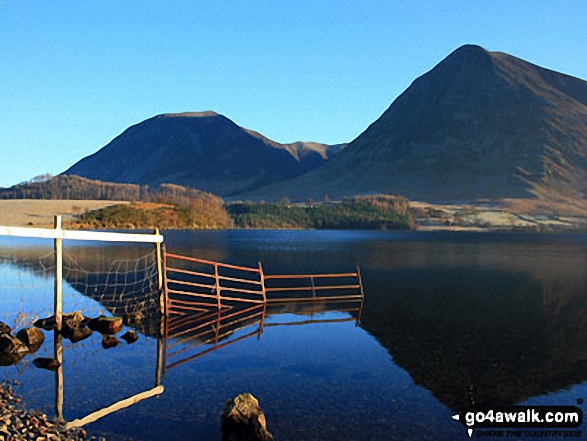 Walk c196 Grasmoor and Rannerdale Knotts from Lanthwaite Green - Whiteside (left) and Grasmoor from Crummock Water