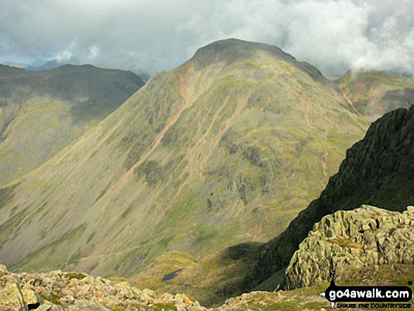 Walk c215 Scafell Pike from Seathwaite (Borrowdale) - An impressive looking Great Gable from near the summit of Broad Crag