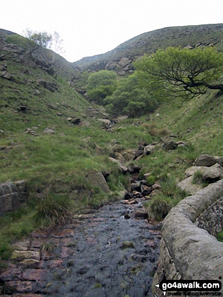 Walk gm150 Great Dove Stone Rocks Stable Stones Brow (Hoarstone Edge) from Dove Stone Reservoir, Greenfield - Gully near Chew Reservoir