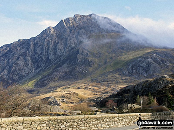 Walk gw219 Llyn y Cwn from Ogwen Cottage, Llyn Ogwen - Tryfan from Llyn Ogwen