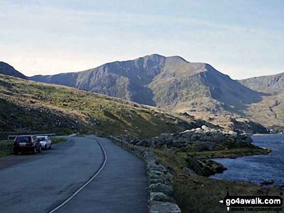 Walk gw219 Llyn y Cwn from Ogwen Cottage, Llyn Ogwen - Y Garn (Glyderau) from Llyn Ogwen