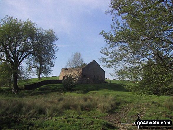 Ruined barn near Flasby