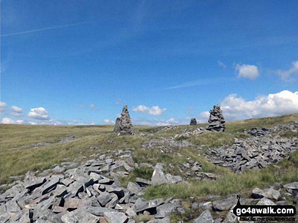 Cairns and curricks below Knoutberry Haugh