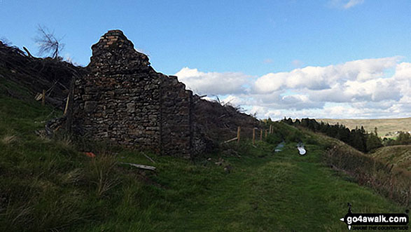 A ruined mine building and the path to Dowgang Hush