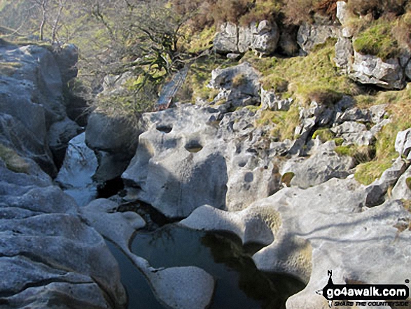 Walk ny129 Gragareth and Great Coum from Leck Fell House - Water disappearing in Ease Gill