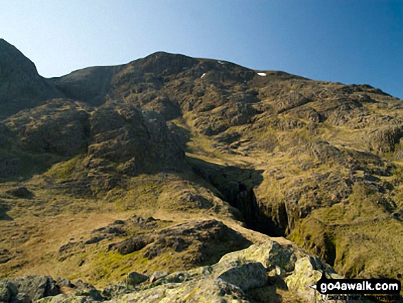 Walk c215 Scafell Pike from Seathwaite (Borrowdale) - Climbing towards the col between Broad Crag and Great End