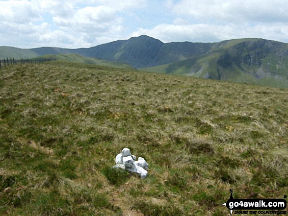 Walk gw157 Llechwedd Du, Esgeiriau Gwynion, Foel Hafod-fynydd and Moel y Cerrig Duon from Bwlch y Groes - Esgeiriau Gwynion summit cairn with the Aran Fawddwy ridge in the distance