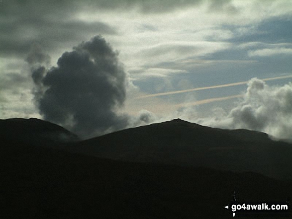 Walk c280 Hard Knott from Jubilee Bridge, Eskdale - Clouds gathering over Birker Fell & Harter Crag (Eskdale) from Eskdale