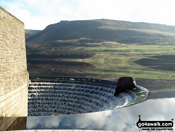 Walk gm134 Stable Stones Brow (Hoarstone Edge) and Alphin Pike from Dove Stone Reservoir, Greenfield - Dove Stone Reservoir overflow