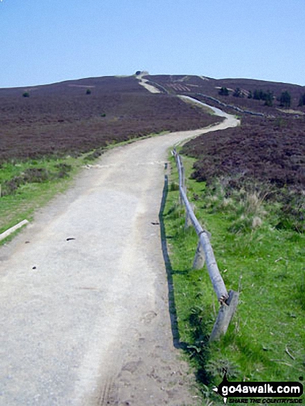 Walk dn174 Moel Famau from Bwlch Penbarras - The Offa's Dyke Path approaching the summit of Moel Famau