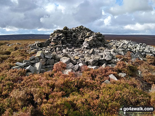 Walk sy102 Pike Lowe from Langsett Reservoir - Pike Lowe summit cairn/shelter