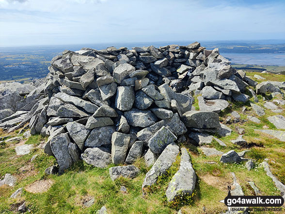 Walk gw139 Gyrn (Llanllechid) and Moel Wnion from Bont Newydd - Gyrn (Llanllechid) summit windbreak