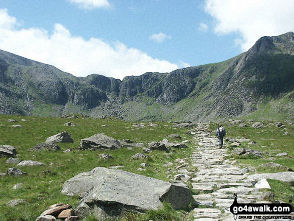 Walk gw219 Llyn y Cwn from Ogwen Cottage, Llyn Ogwen - Cwm Idwal featuring Glyder Fawr (left), Twll Du or The Devil's Kitchen (centre) and Y Garn (right)