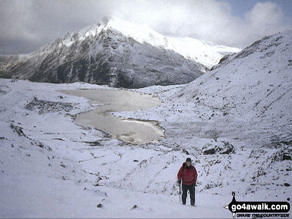 Walk gw115 Glyder Fach, Castell y Gwynt and Glyder Fawr from Ogwen Cottage, Llyn Ogwen - Pen yr Ole Wen and Llyn Idwal from the top of Twll Du or The Devil's Kitchen in the snow