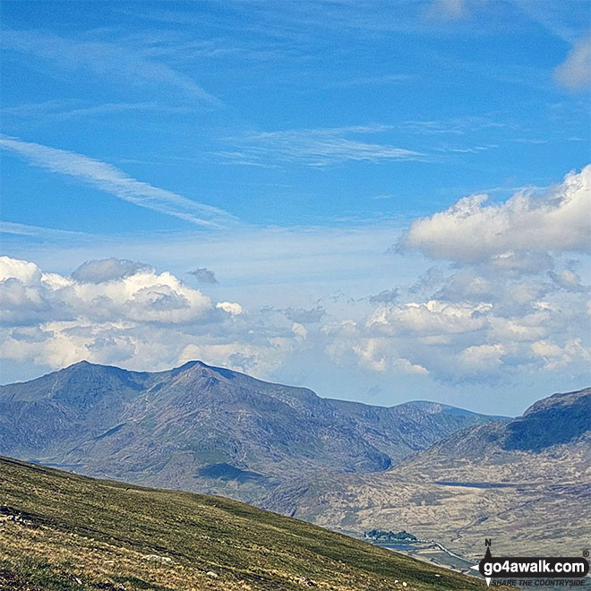 Walk cw119 Tryfan from Glan Dena, Llyn Ogwen - Snowdon (Yr Wyddfa) (left), Garnedd Ugain (Crib y Ddysgl) & Crib Goch (centre left) and Lechlog (Snowdon) (right) from Llyn Caseg Fraith