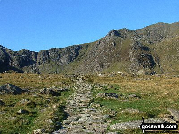 Walk gw219 Llyn y Cwn from Ogwen Cottage, Llyn Ogwen - The Devil's Kitchen (Twll Du) and Y Garn (Glyderau) from near Llyn Idwal