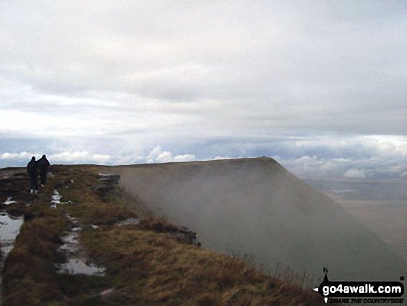 Approaching Fan Foel summit