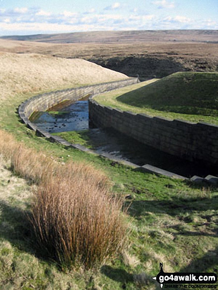 Walk wy171 Dog Hill (Rishworth Moor) from Ryburn Reservoir - Exit channel from Green Withens Reservoir