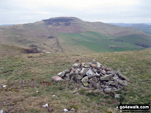 Walk bo124 Hownam Law from Morebattle - Hownam Law from Grubbit Law summit cairn