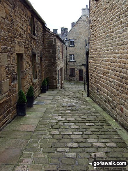 Walk s207 Reaps Moor and The Manifold Trail from Longnor - The narrow Chapel Street in Longnor Village