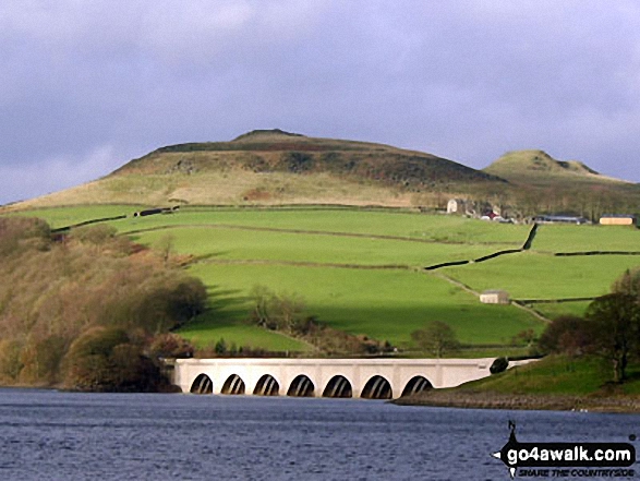 Walk d136 Crook Hill (Ladybower) from Ladybower Reservoir - Ladybower Reservoir with Crook Hill beyond