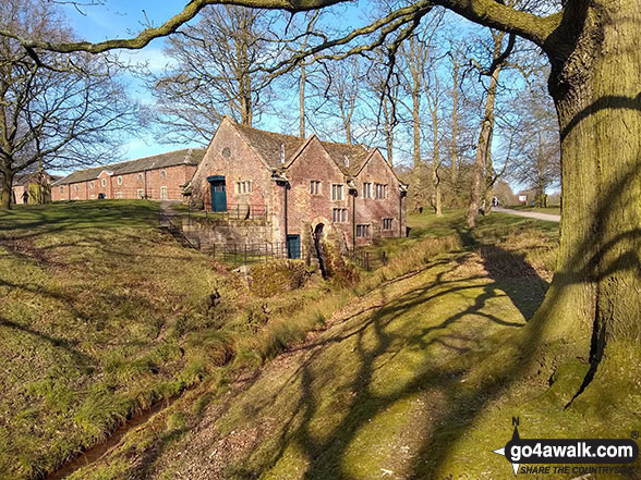 Walk gm101 The Bridgewater Canal from Dunham Town - The Waterwheel in Dunham Massey