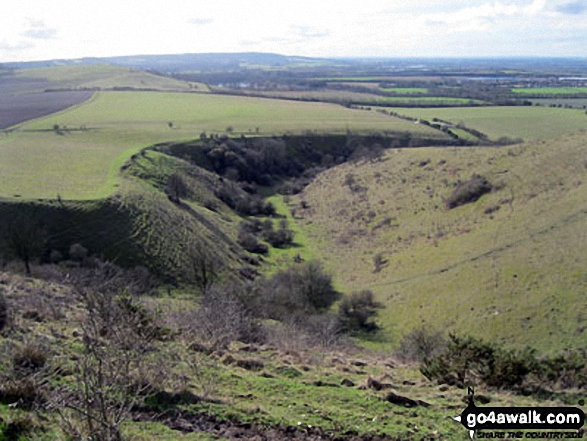 Walk bu141 Beacon Hill from Dagnall - Incombe Hole and The Chiltern Hills from The Ridgeway on Steps Hill