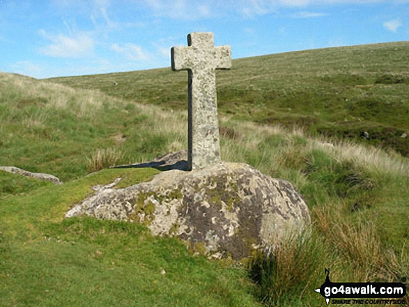 Walk de183 Devil's Tor from Two Bridges - Stone Cross beside Devonport Leat