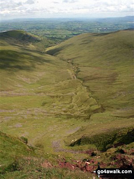 Walk po107 Y Gyrn, Corn Du and Pen y Fan from The Storey Arms Outdoor Centre - Gwaun Perfedd (left) and Gwaun Taf (right) from Pen y Fan