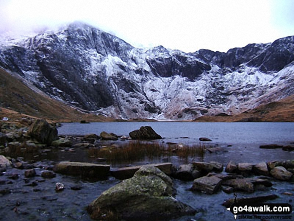 Walk gw219 Llyn y Cwn from Ogwen Cottage, Llyn Ogwen - Glyder Fawr and Twll Du (The Devil's Kitchen) from Llyn Idwal