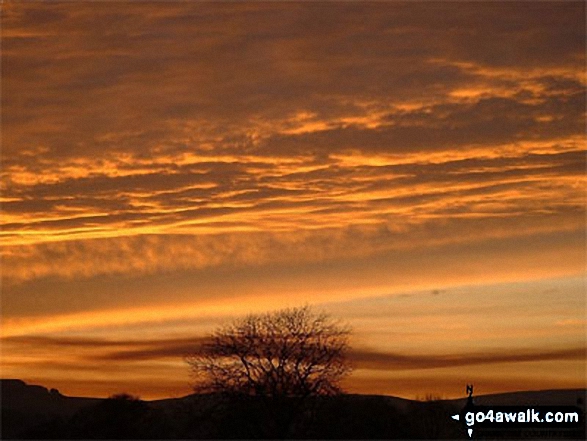 Walk d265 The Monsal Trail and Taddington from Wye Dale - Sunset from Chelmorton