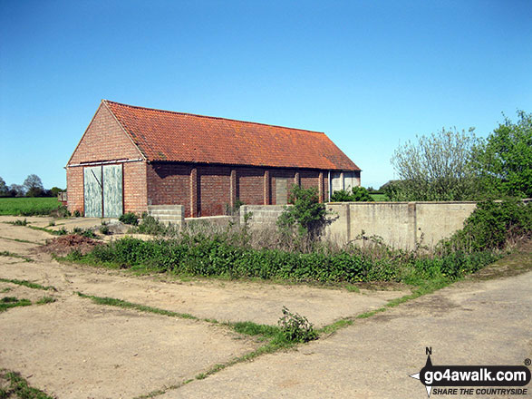 Walk nf127 Mucklefield Plantation from Worstead - Dairyhouse Barn near Worstead