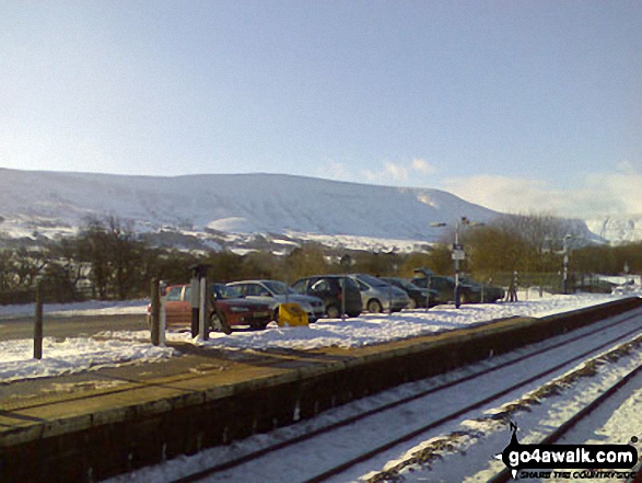 Walk d224 Lose Hill from Edale - Lord's Seat in the snow from Edale Station