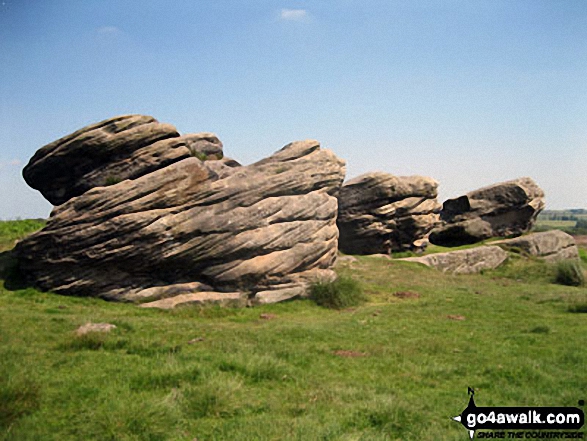 Walk d248 Baslow Edge and Birchen Edge from The Robin Hood (Baslow) - Victory (left), Defiance and Royal Soverin (right) - the three large boulders that form The Three Ships on Birchen Edge