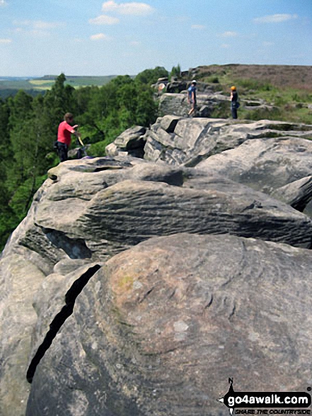 Walk d248 Baslow Edge and Birchen Edge from The Robin Hood (Baslow) - Busy day with plenty of climbers on Birchen Edge