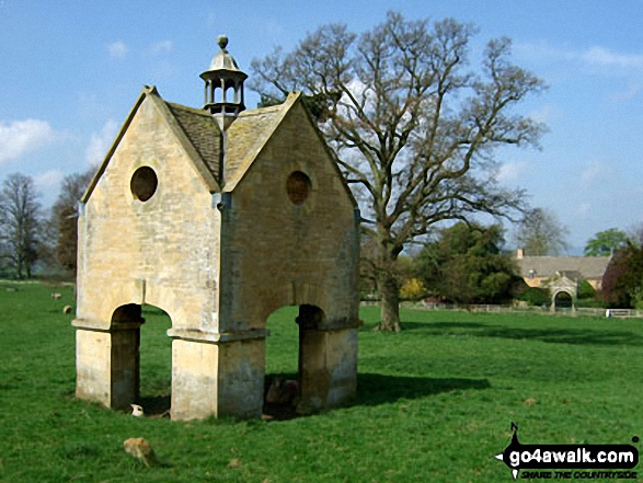 Walk gl111 Chastleton House, Cornwell, Daylesford and Lower Oddington from Adlestrop - Folly in Chastleton House Gardens