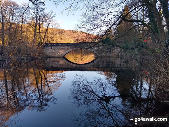 Walk d120 Froggatt Edge from Baslow - New Bridge over The River Derwent