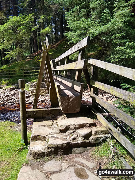 Walk d201 Seal Stones (Kinder Scout) and Seal Edge from Birchin Clough - Footbridge over the River Ashop