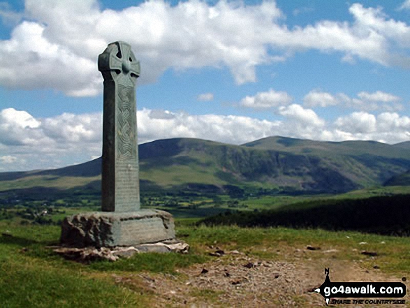 Walk c236 Skiddaw from Millbeck, nr Keswick - Monument on the Cumbria Way near Applethwaite