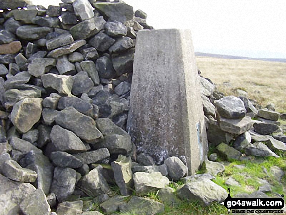 Walk gm150 Great Dove Stone Rocks Stable Stones Brow (Hoarstone Edge) from Dove Stone Reservoir, Greenfield - Alphin Pike summit trig point