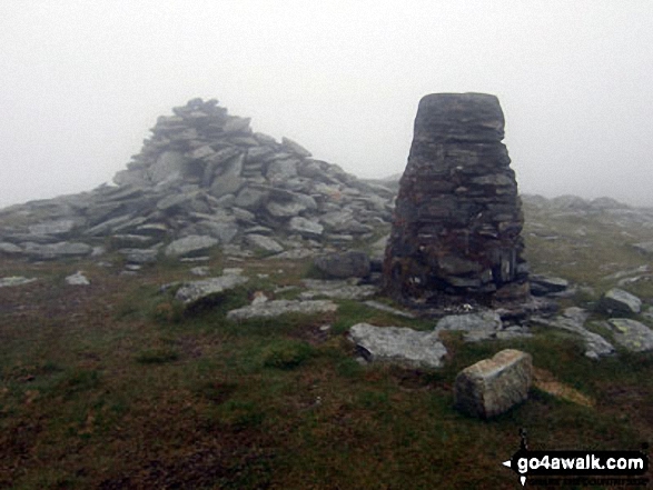 Moel Ysgyfarnogod summit in mist