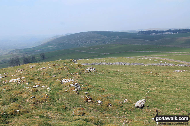 Walk d329 Pilsbury Castle Hills and Carder Low from Hartington - Looking north-west towards Pilsbury Castle Hills from the summit of Carder Low