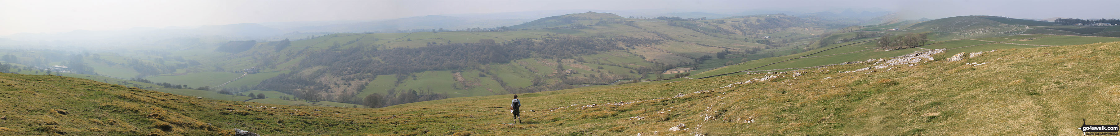 Walk d329 Pilsbury Castle Hills and Carder Low from Hartington - Panorama of the Upper Dove Dale valley from the summit of Carder Low