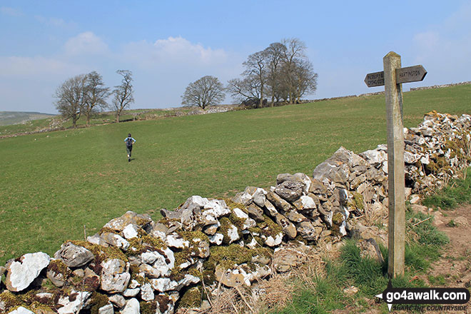 Walk d329 Pilsbury Castle Hills and Carder Low from Hartington - Crossing fields north of Carder Low