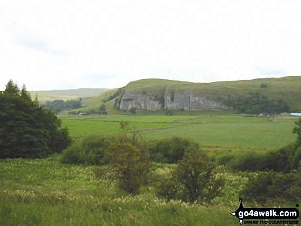 Walk ny195 Kelber Gate and Conistone from Grassington - Kilnsey Crag from Conistone